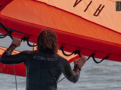 Il surfista oltre a �pompare� la vela tramite delle maniglie...